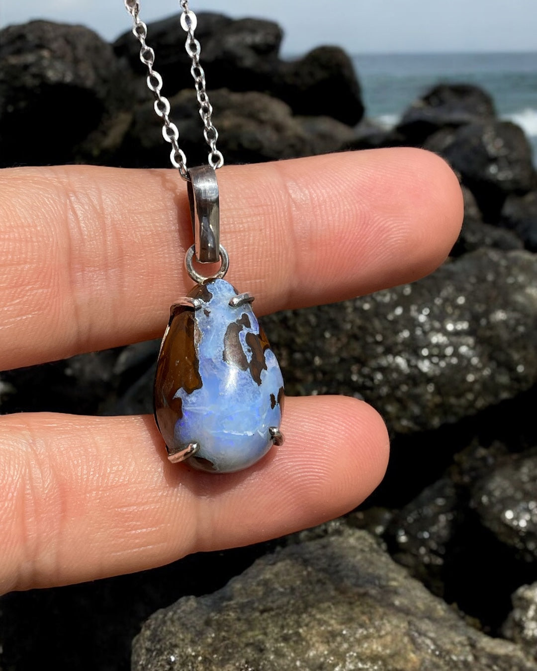Dije con Ópalo Boulder, Piedra Natural, Agarre en Plata 925