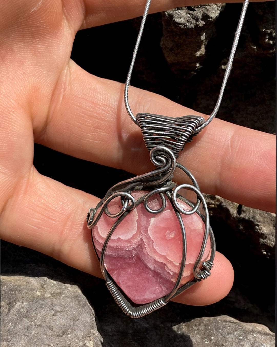 Collar con Rodocrosita. Piedra Natural, Tejido en Hilo de Plata.