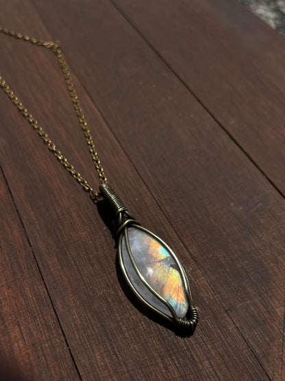 Collar con Piedra Luna