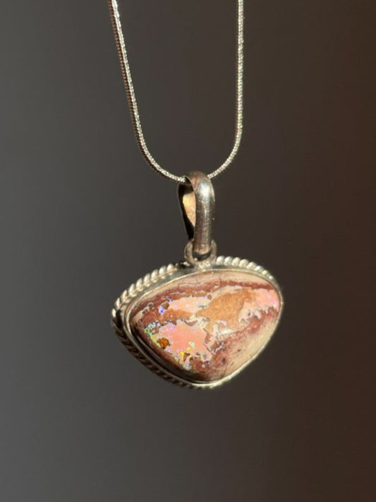 Collar con Ópalo Natural en Matriz en Plata