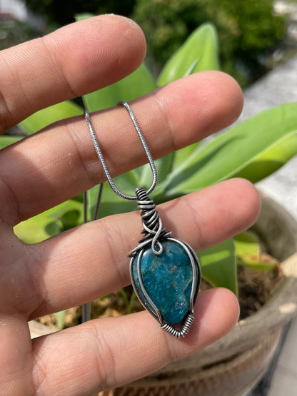 Collar con Apatito azul en plata