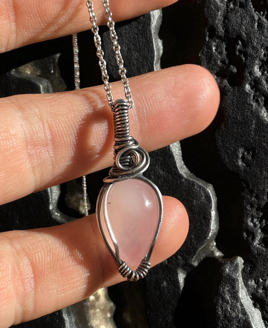 Collar Pequeño con Cuarzo Rosa en Plata