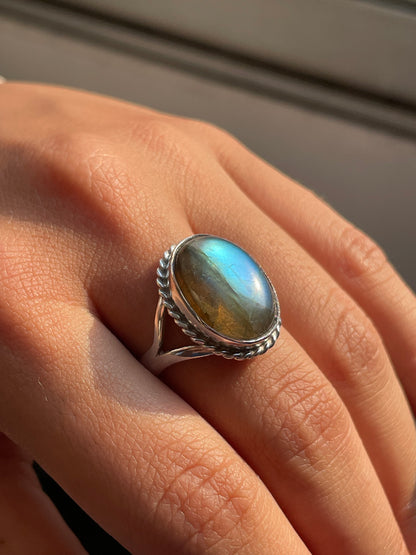Anillo con Labradorita en plata