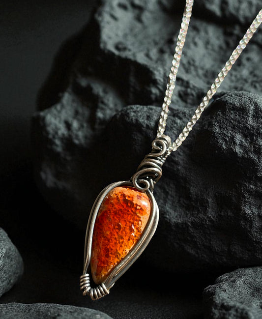 Collar con Opalo Rojo en Matriz