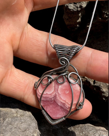 Collar con Rodocrosita. Piedra Natural, Tejido en Hilo de Plata.