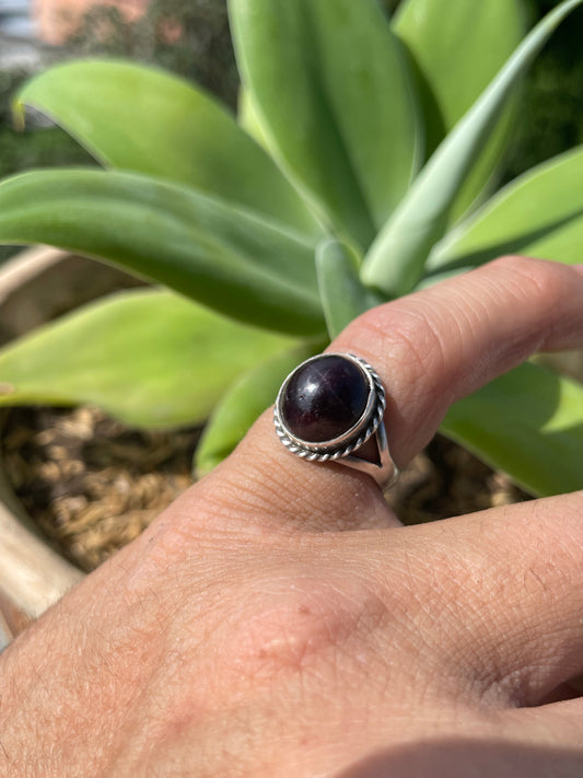 Anillo con Granate Estrella en Plata