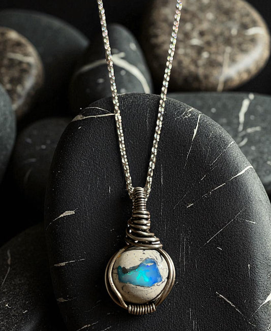 Collar con Ópalo de Fuego Azul