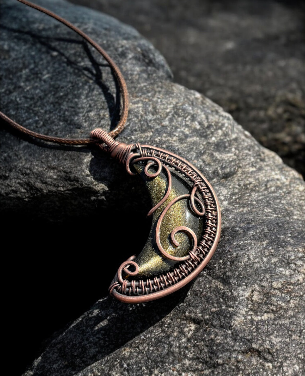 Collar de Luna de Obsidiana dorada en Cobre