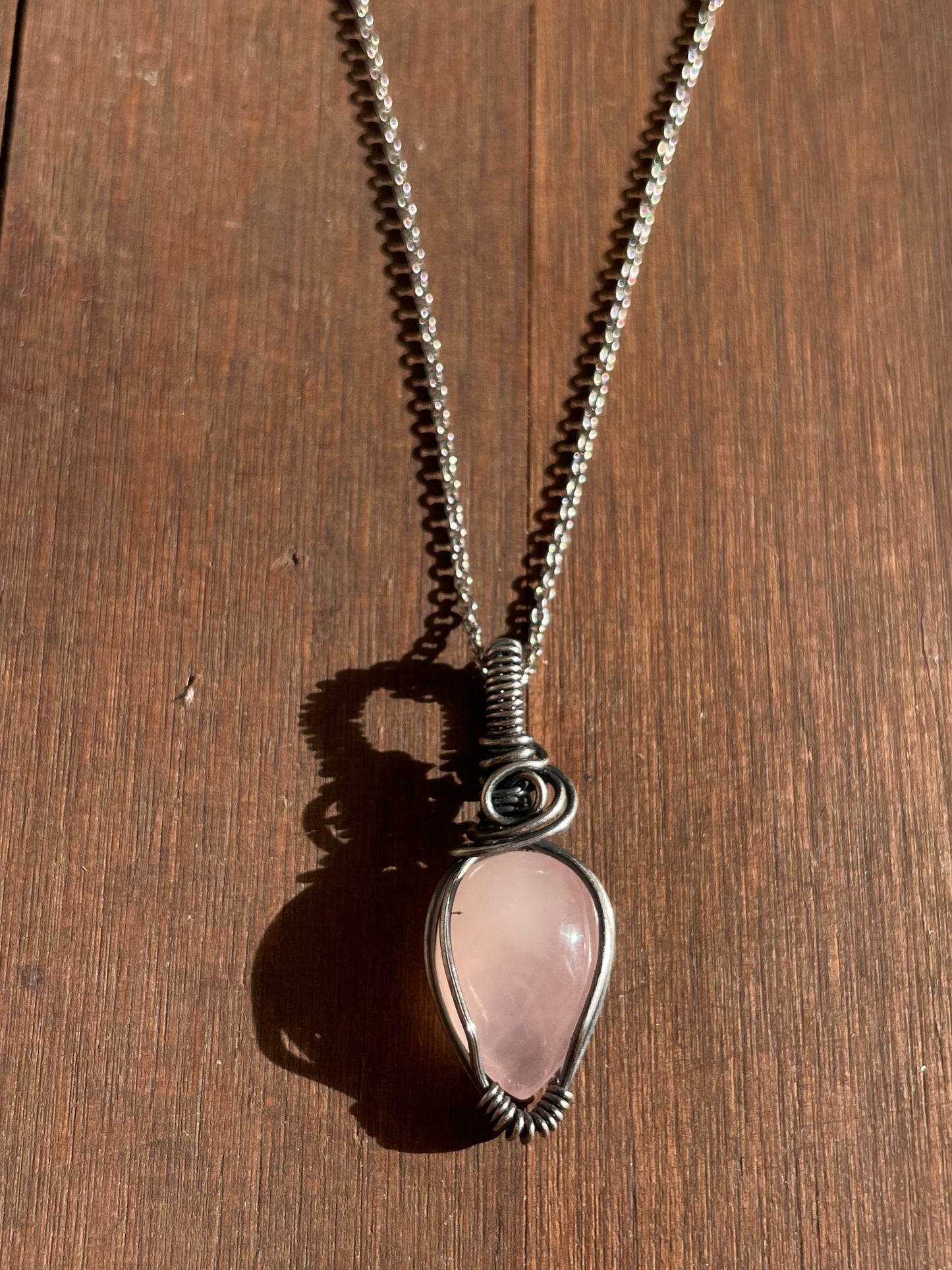 Collar Pequeño con Cuarzo Rosa en Plata